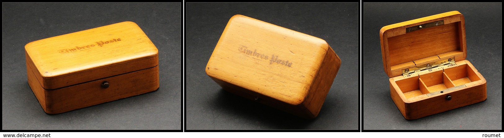 Boîte En Bois Verni Marquée "Timbres-Poste", Avec Bouton, 3 Comp., 95x55x32mm. - TB - Boites A Timbres