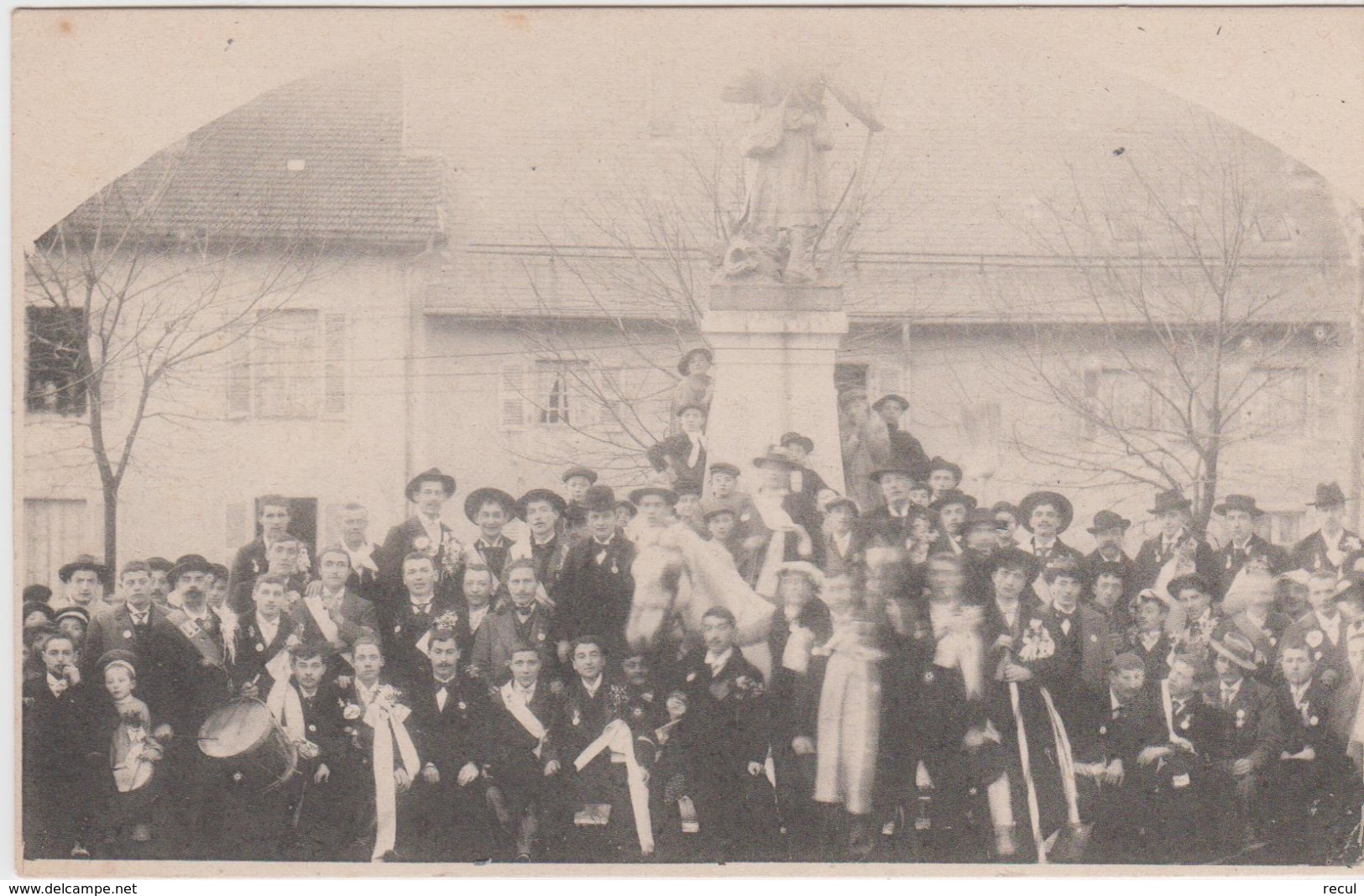 AIN - Carte Photo D'une Classe De Conscrits Derrière La Statue De 1893 à Nantua Ou Oyonnax - Non Classés