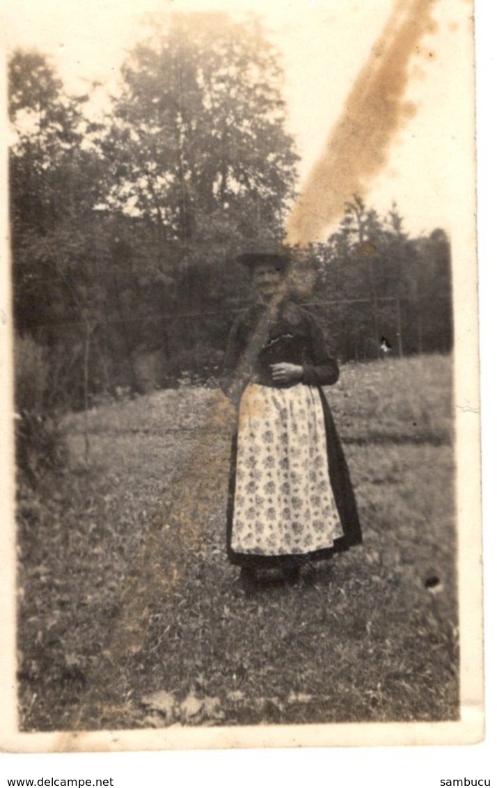 Foto Mit Frau In Tracht Auf Wiese Ca 1935 - Photographie