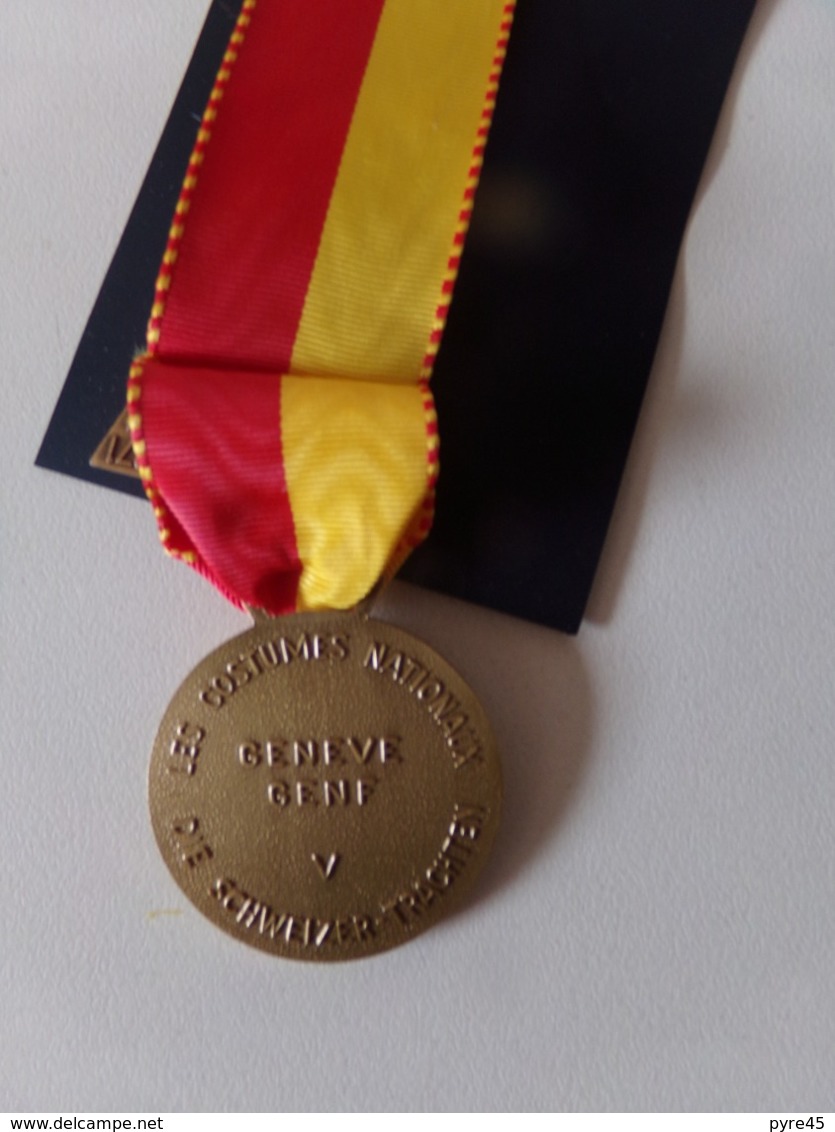 Suisse Médaille En Bronze Avec Ruban " Marche De La Sarine 1971, Ecuvillens-Posieux  " Les Costumes Nationaux Genève - Autres & Non Classés