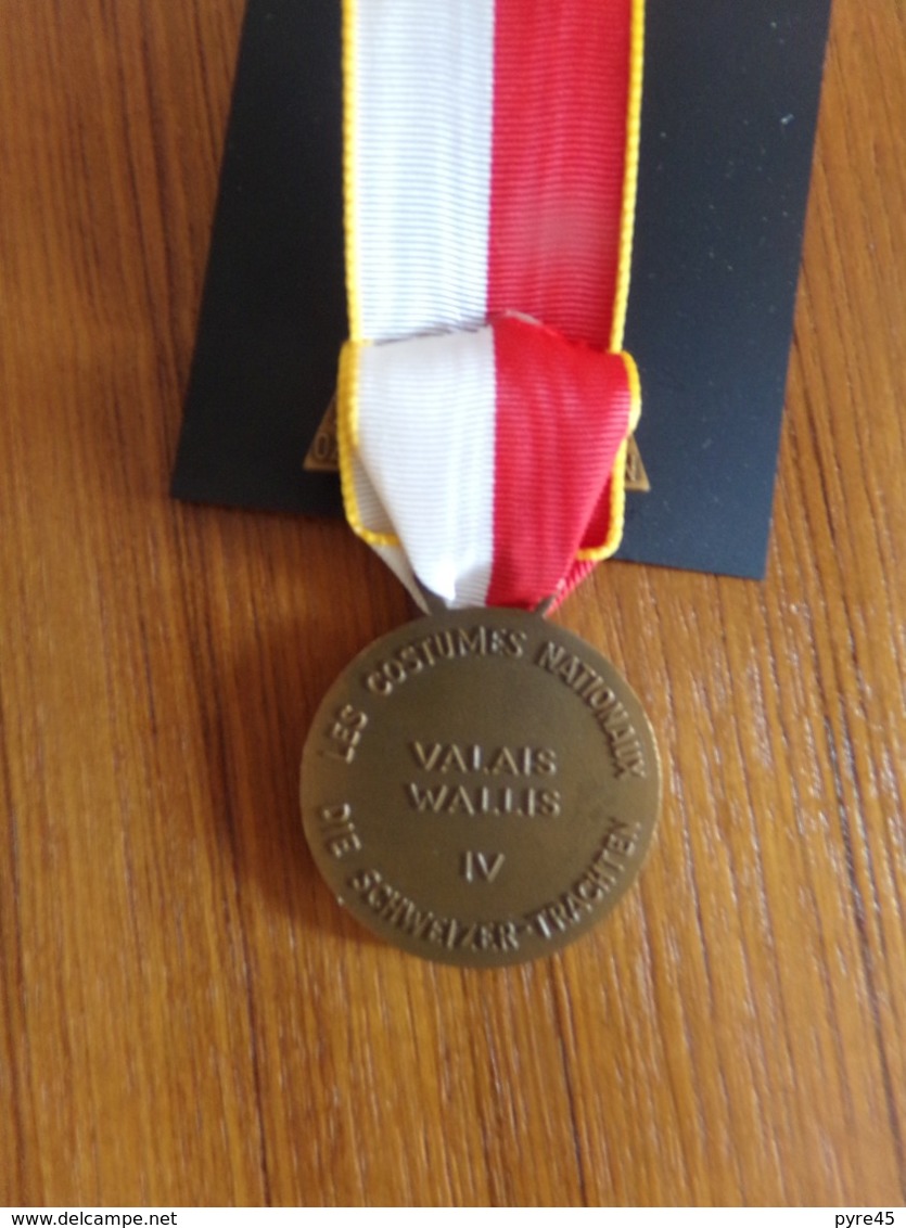 Suisse Médaille En Bronze Avec Ruban " Marche De La Sarine 1970,, Ecuvillens-Posieux  " Les Costumes Nationaux Valais - Autres & Non Classés