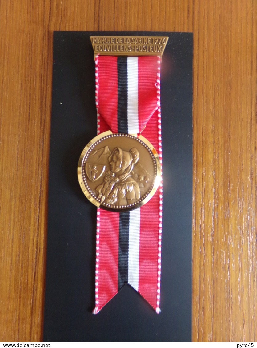 Suisse Médaille En Bronze Avec Ruban " Marche De La Sarine 1976, Ecuvillens-Posieux  " Les Costumes Nationaux Glaris - Autres & Non Classés