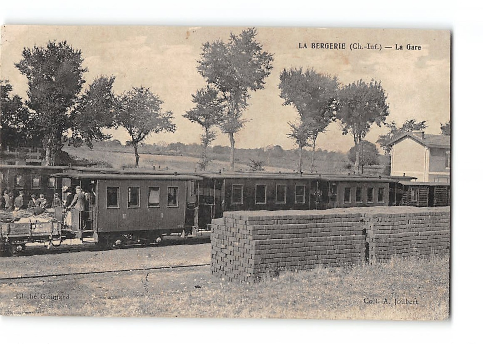 CPA 17 La Bergerie La Gare Et Le Train Tramway - Autres & Non Classés