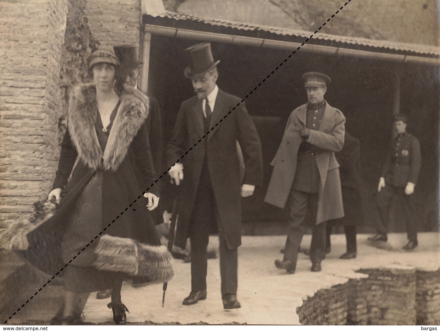 Rare Grande Photo Couple Royal Belge Roi Et Reine Albert Et Elisabeth En Visite à ... - Famous People