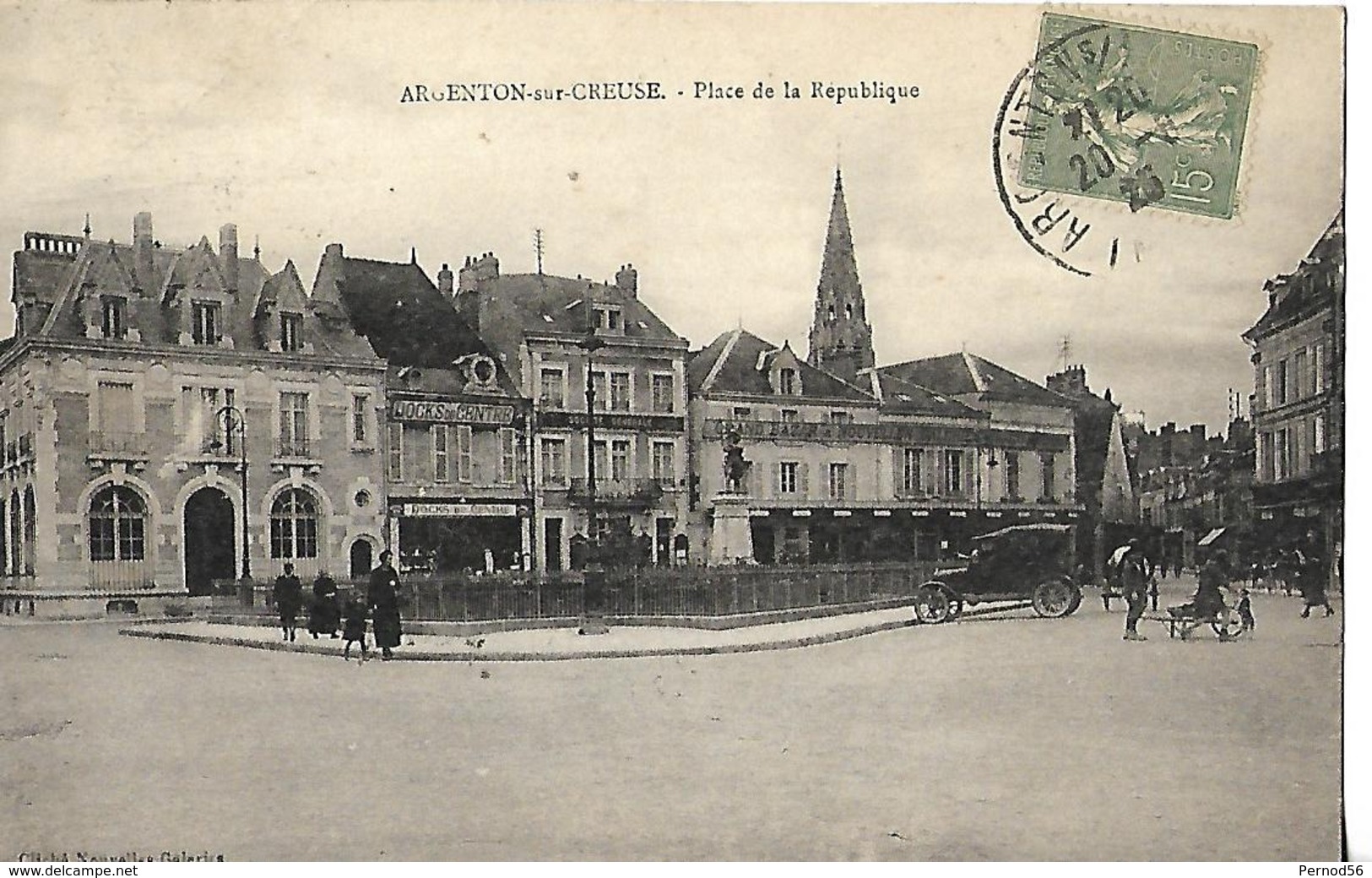 CPA Argenton Sur Creuse   INDRE   Place Animée Vielle Voiture  Docks Centre Grand Bazar - Autres & Non Classés