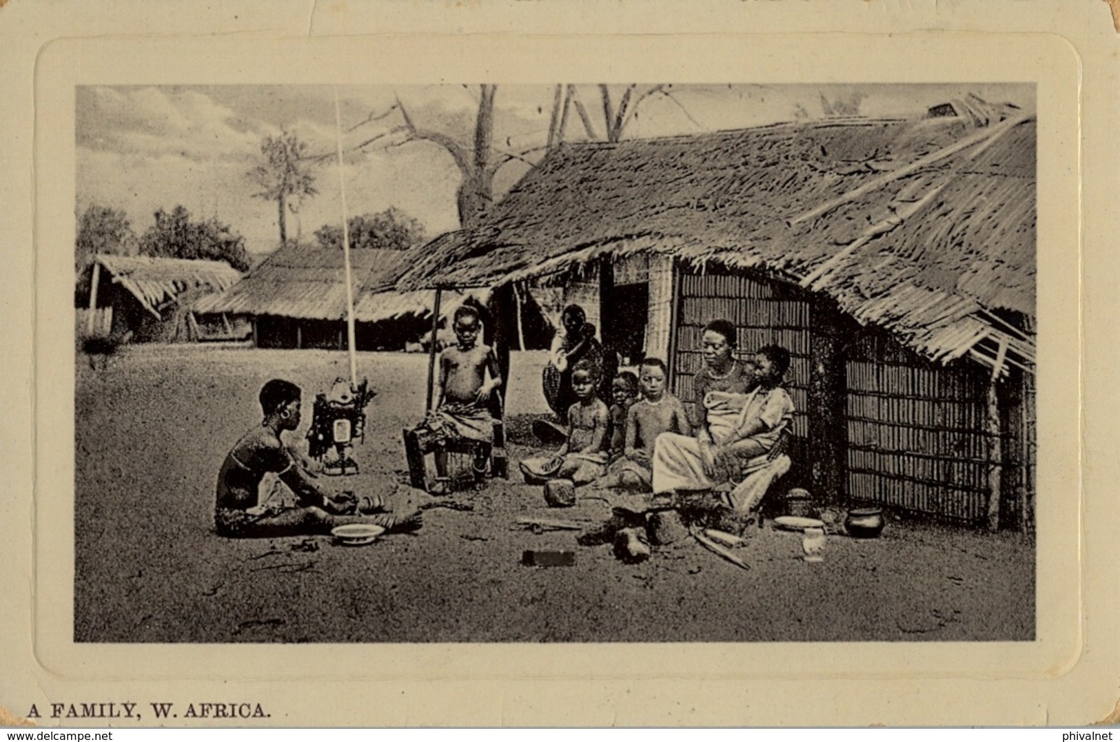 SUDAFRICA , TARJETA POSTAL NO CIRCULADA  , A FAMILY - WEST AFRICA , TEMA ÉTNICO , TRIBAL , ETNICAL - África