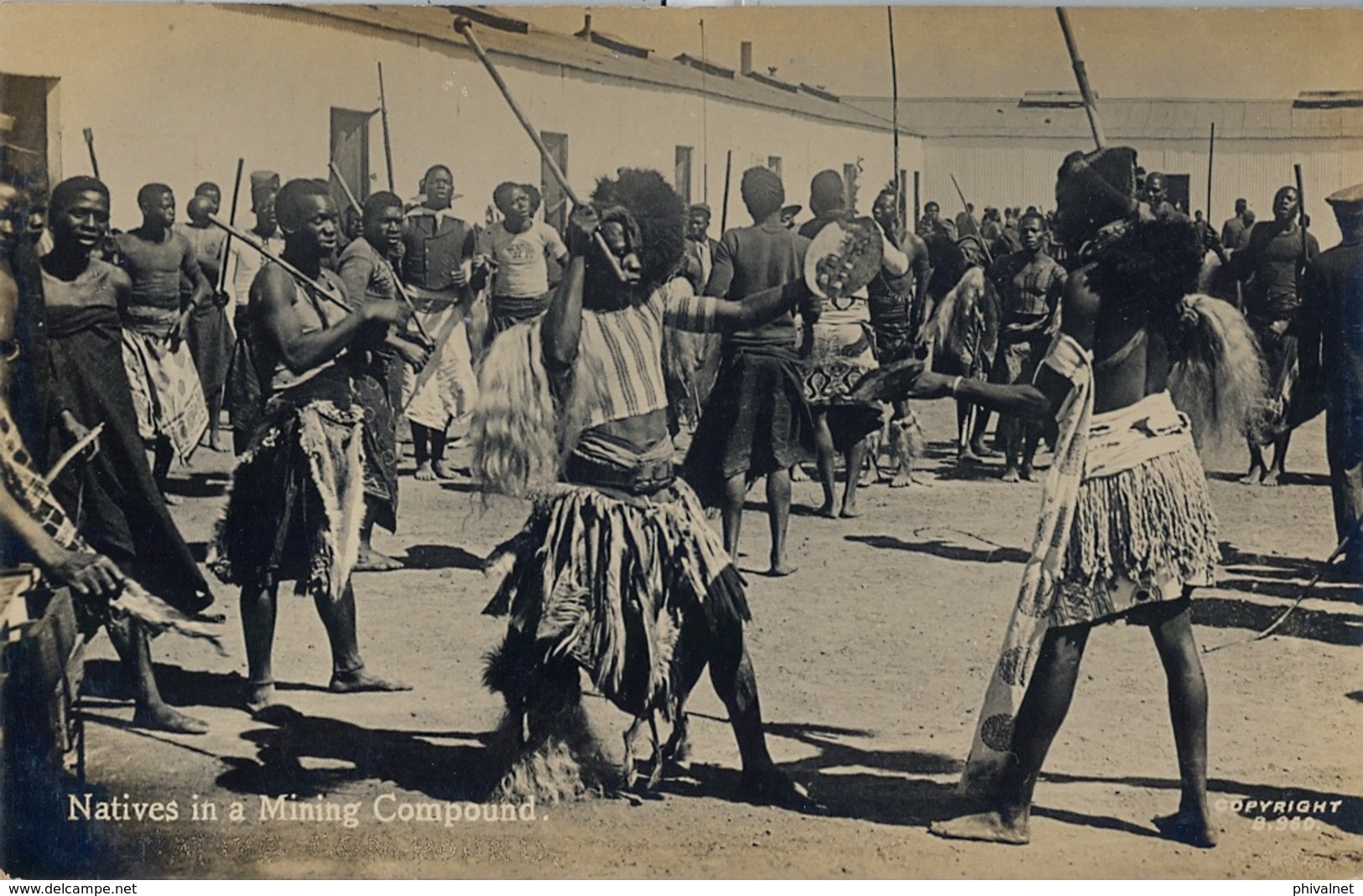 SUDAFRICA , TARJETA POSTAL NO CIRCULADA  , NATIVES IN A MINING COMPOUND , TEMA ÉTNICO , TRIBAL , ETNICAL - África