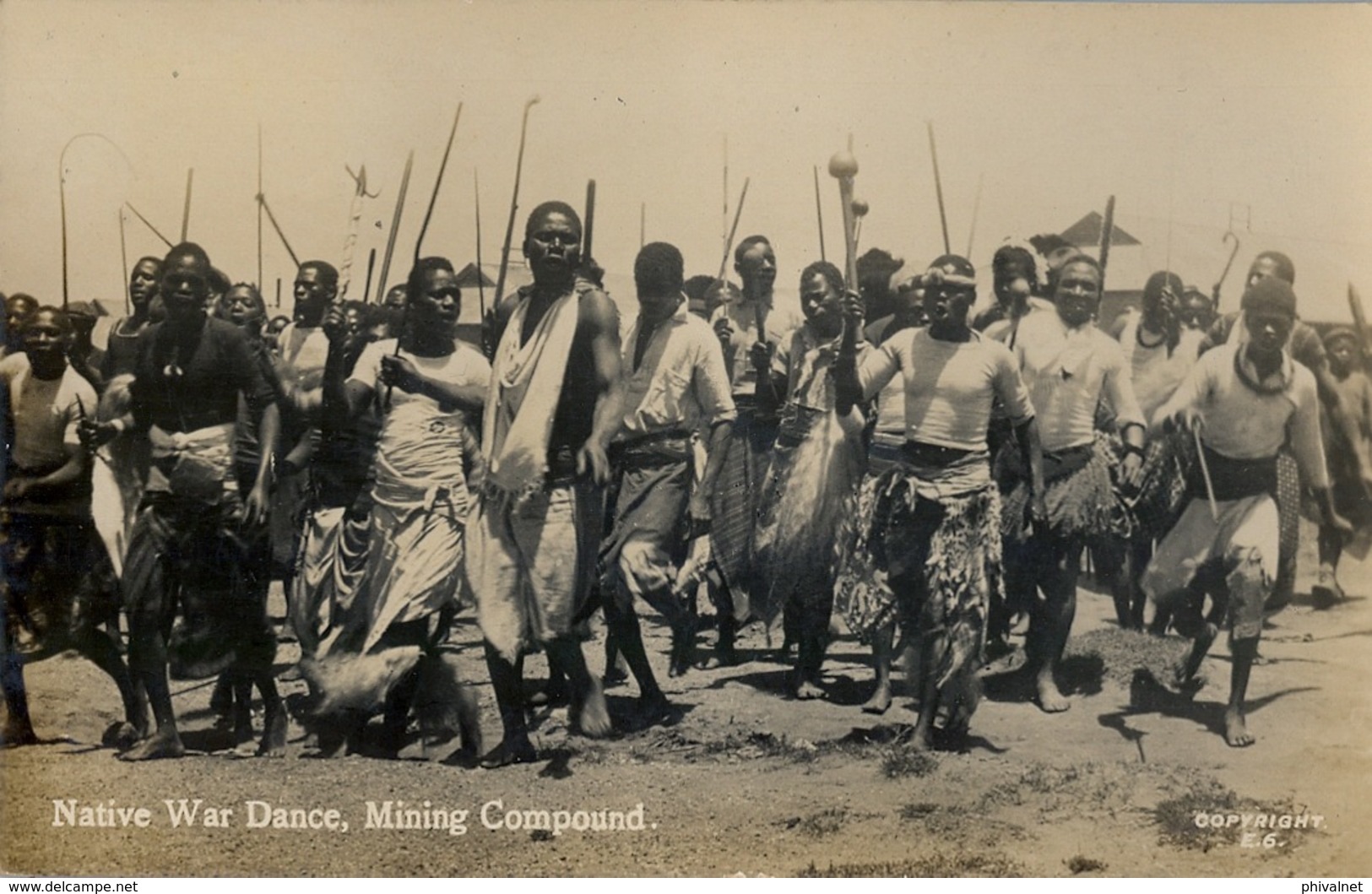 SUDAFRICA , TARJETA POSTAL NO CIRCULADA  , NATIVE WAR DANCE , MINING COMPOUND , TEMA ÉTNICO , TRIBAL , ETNICAL - Africa