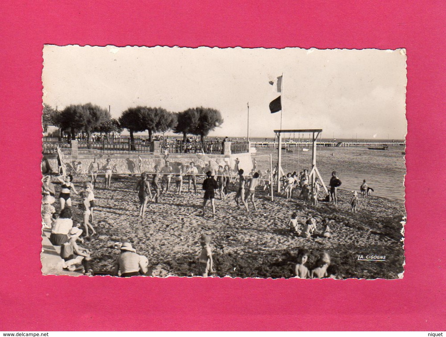 33 Gironde, Andernos, La Plage, Animée, Noir Et Blanc, (La Cigogne) - Andernos-les-Bains