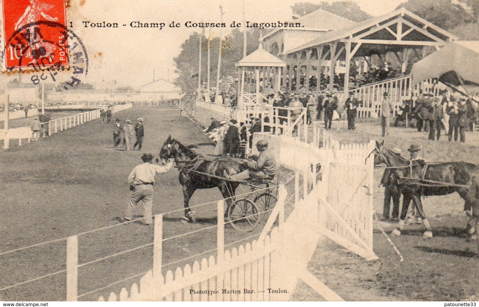 83 LA SEYNE SUR MER PRES TOULON CHAMP DE COURSES DE LAGOUBRAN SULKY RENTRANT SUR LA PISTE LES TRIBUNES - La Seyne-sur-Mer