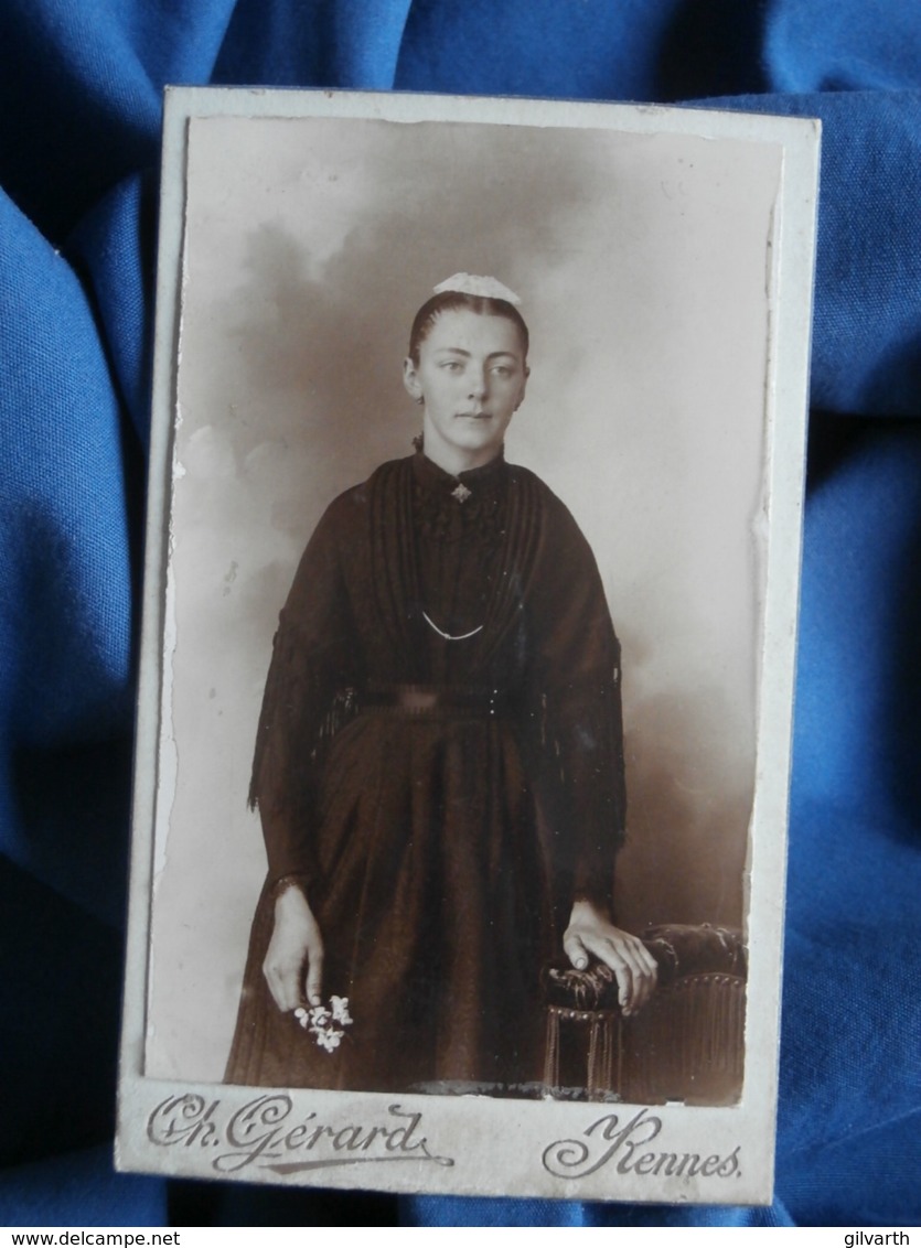 Photo CDV Gérard à Rennes - Jeune Fille à La Coiffe Régionale, Folklore, Vers  1895-00 L462 - Antiche (ante 1900)