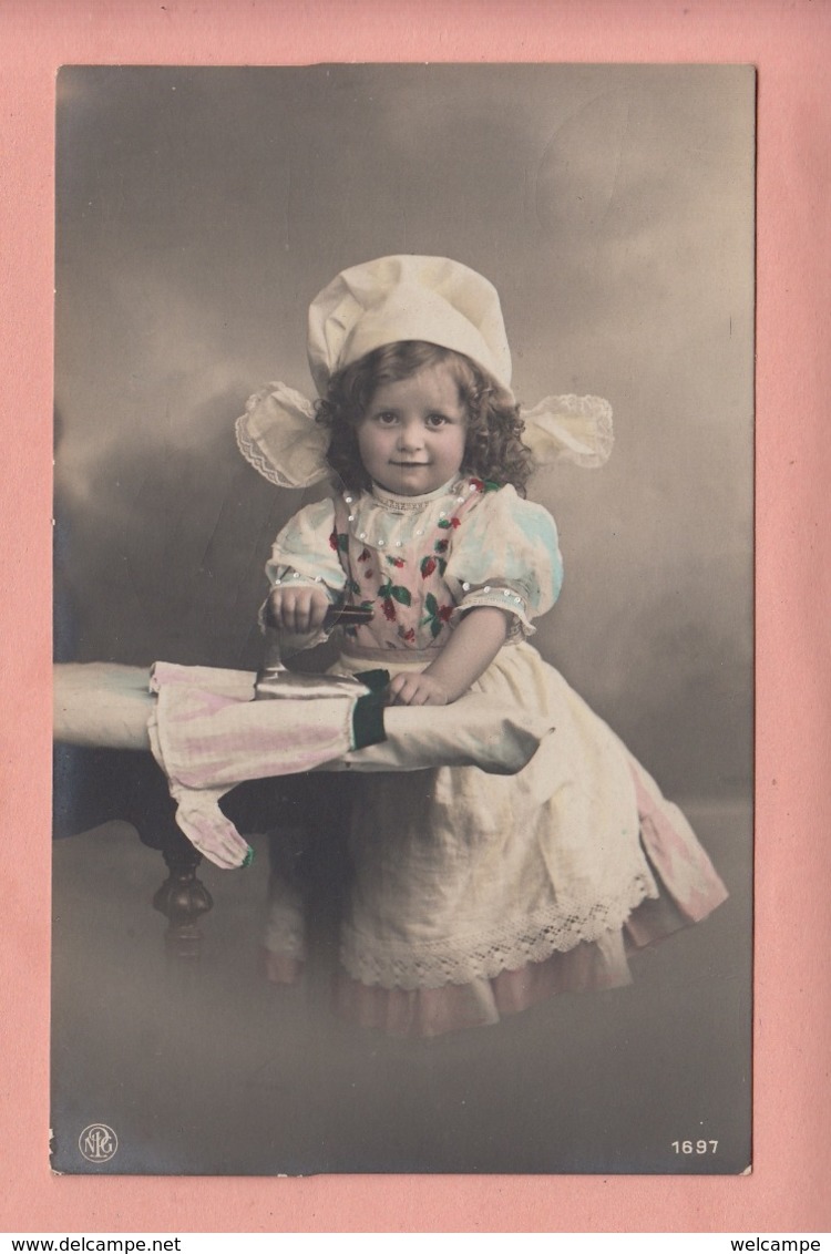 OLD PHOTO POSTCARD - CHILDREN -  GIRL -   IRONING - Portraits