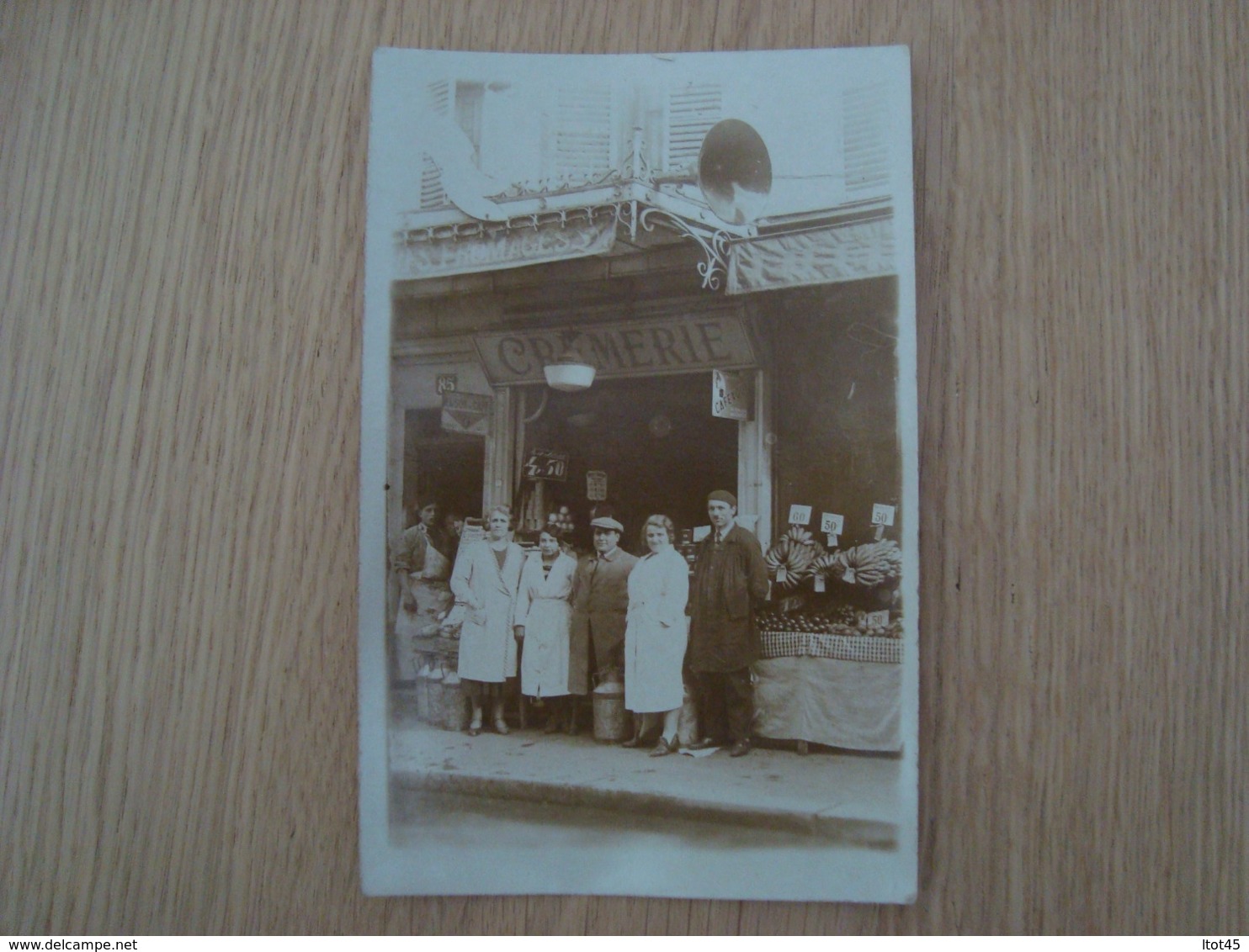 CP PHOTO PERSONNES DEVANT UN MAGASIN CREMERIE - Photographie