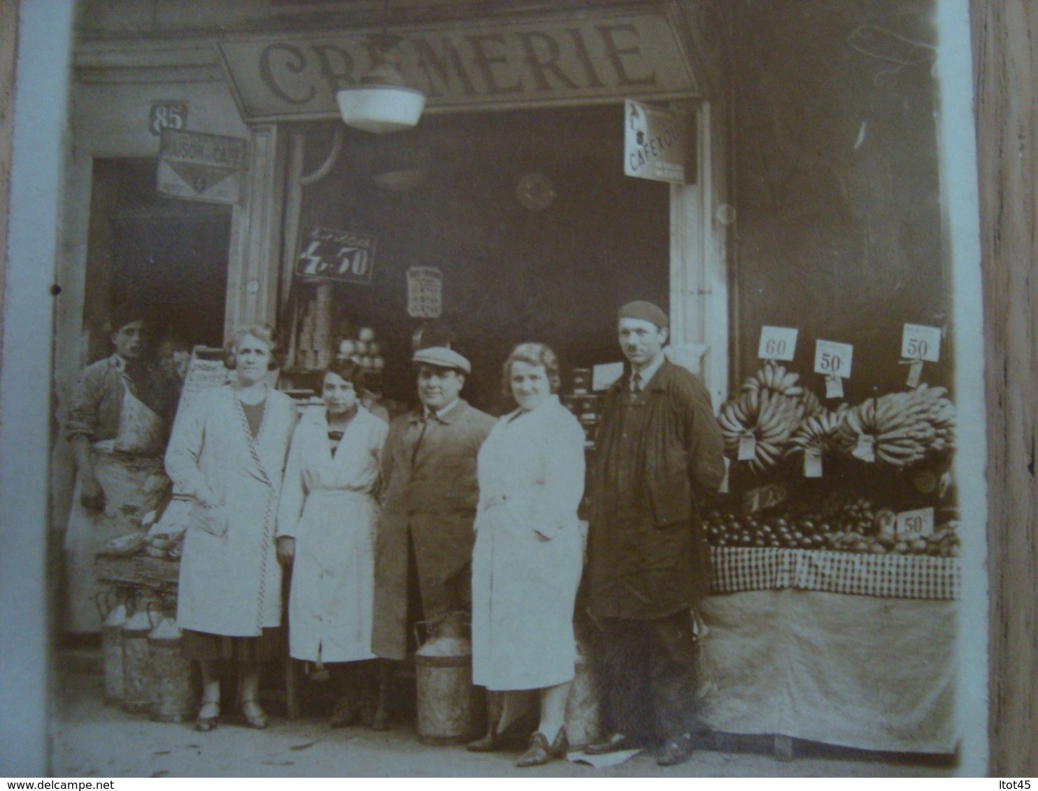 CP PHOTO PERSONNES DEVANT UN MAGASIN CREMERIE - Photographie