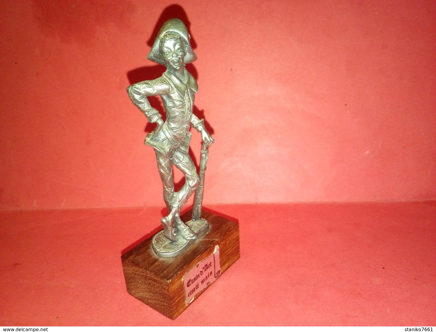 STATUETTE Personnage De La Commedia Dell'arte Arlequin ? étain Ciselé Main Sur Son Support En Bois H 11.5 CM 116.5 Gr - Andere & Zonder Classificatie