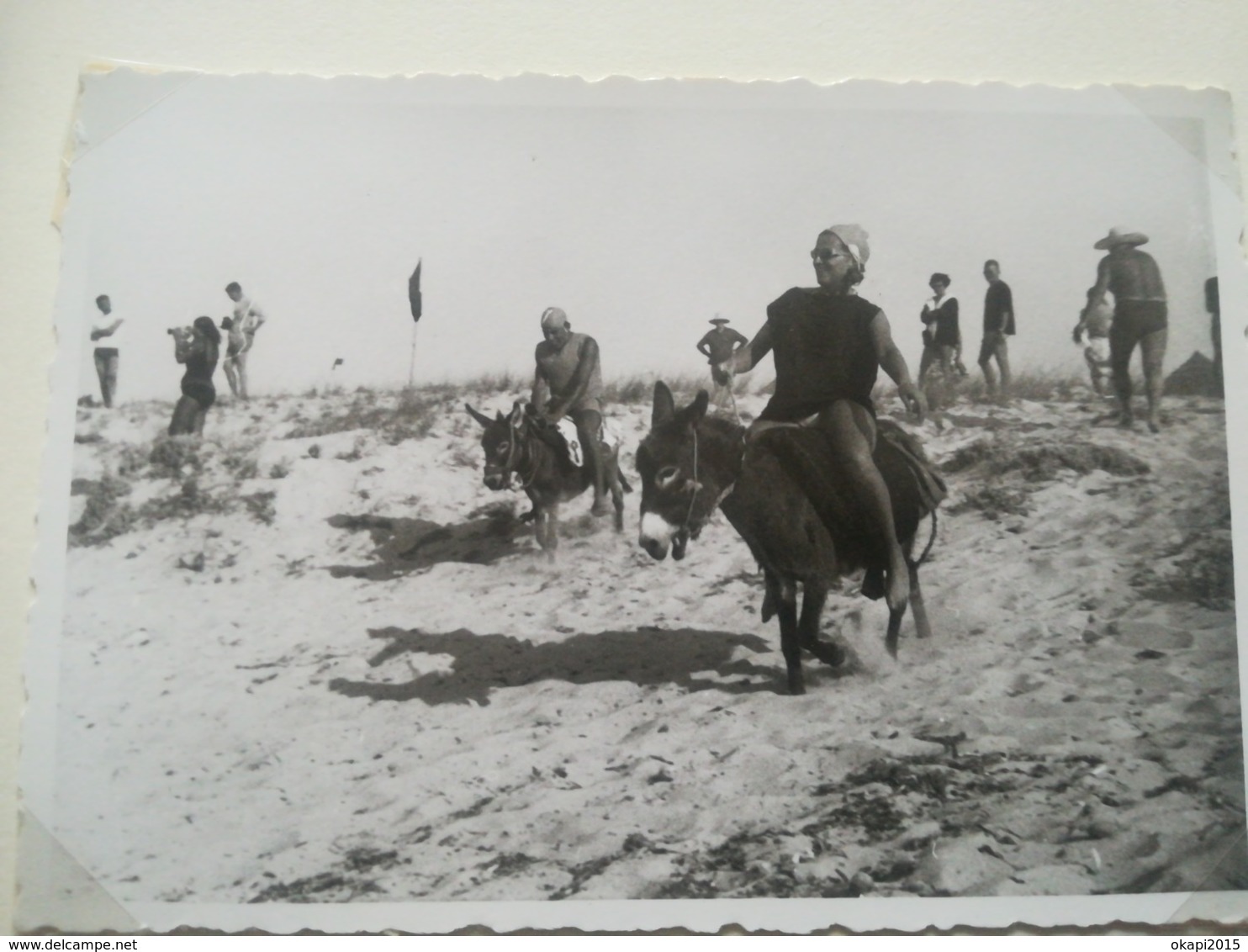 MEMBRES DU CLUB MÉDITERRANÉE DE YPSOS Île DE  CORFOU  UNE CARTE - PHOTO + 4 photos  vacanciers ANNÉE 1963