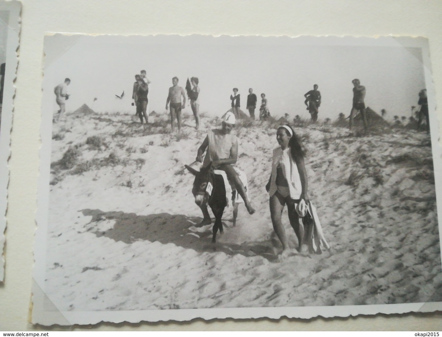 MEMBRES DU CLUB MÉDITERRANÉE DE YPSOS Île DE  CORFOU  UNE CARTE - PHOTO + 4 photos  vacanciers ANNÉE 1963