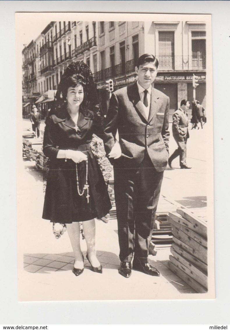 BB001 / 2 Anciennes Photos ESPAGNE  , Femmes Tenues Traditionnelles Avec Mantille - Luoghi