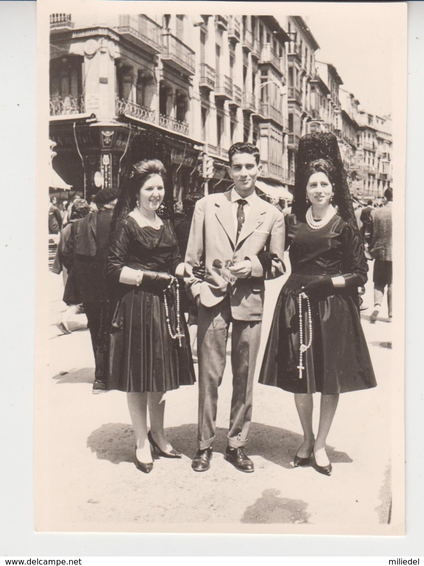 BB001 / 2 Anciennes Photos ESPAGNE  , Femmes Tenues Traditionnelles Avec Mantille - Luoghi