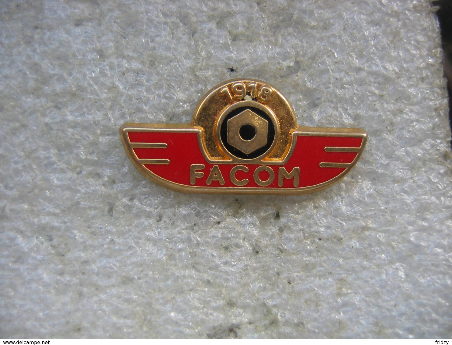 Pin's Embleme Des Outils FACOM. 75 Ans De FACOM (1918-1993) - Autres & Non Classés