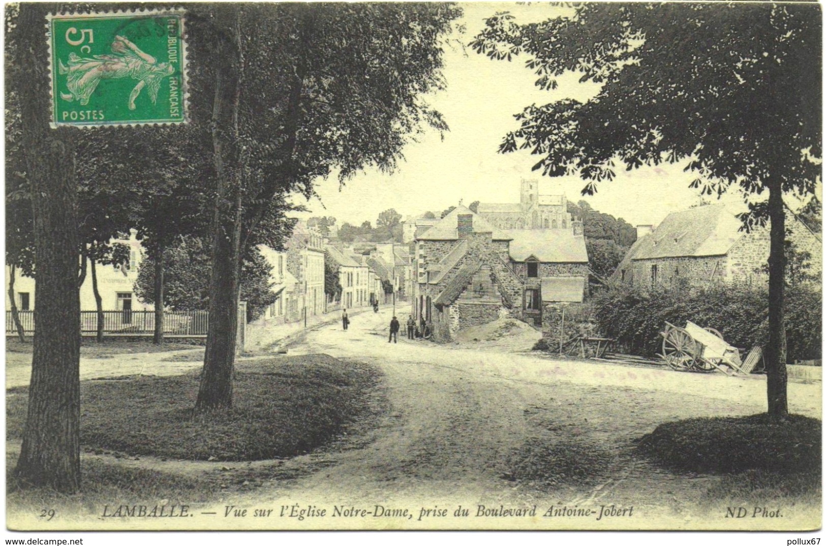 CPA DE LAMBALLE  (CÔTES D'ARMOR)  VUE SUR L'EGLISE NOTRE-DAME, PRISE DU BOULEVARD ANTOINE JOBERT - Lamballe