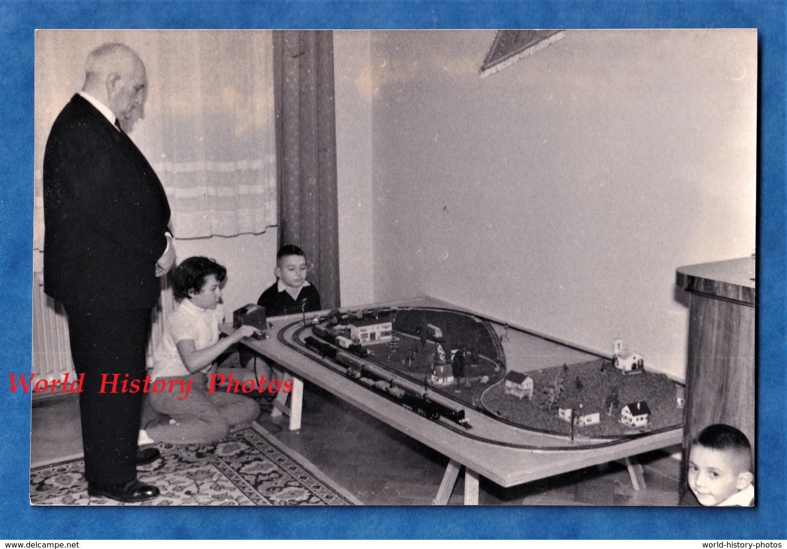 Photo Ancienne Snapshot - Homme & Enfant Prés Du Train Electrique - Jouet Circuit Modelisme Garçon Jeu - Trenes