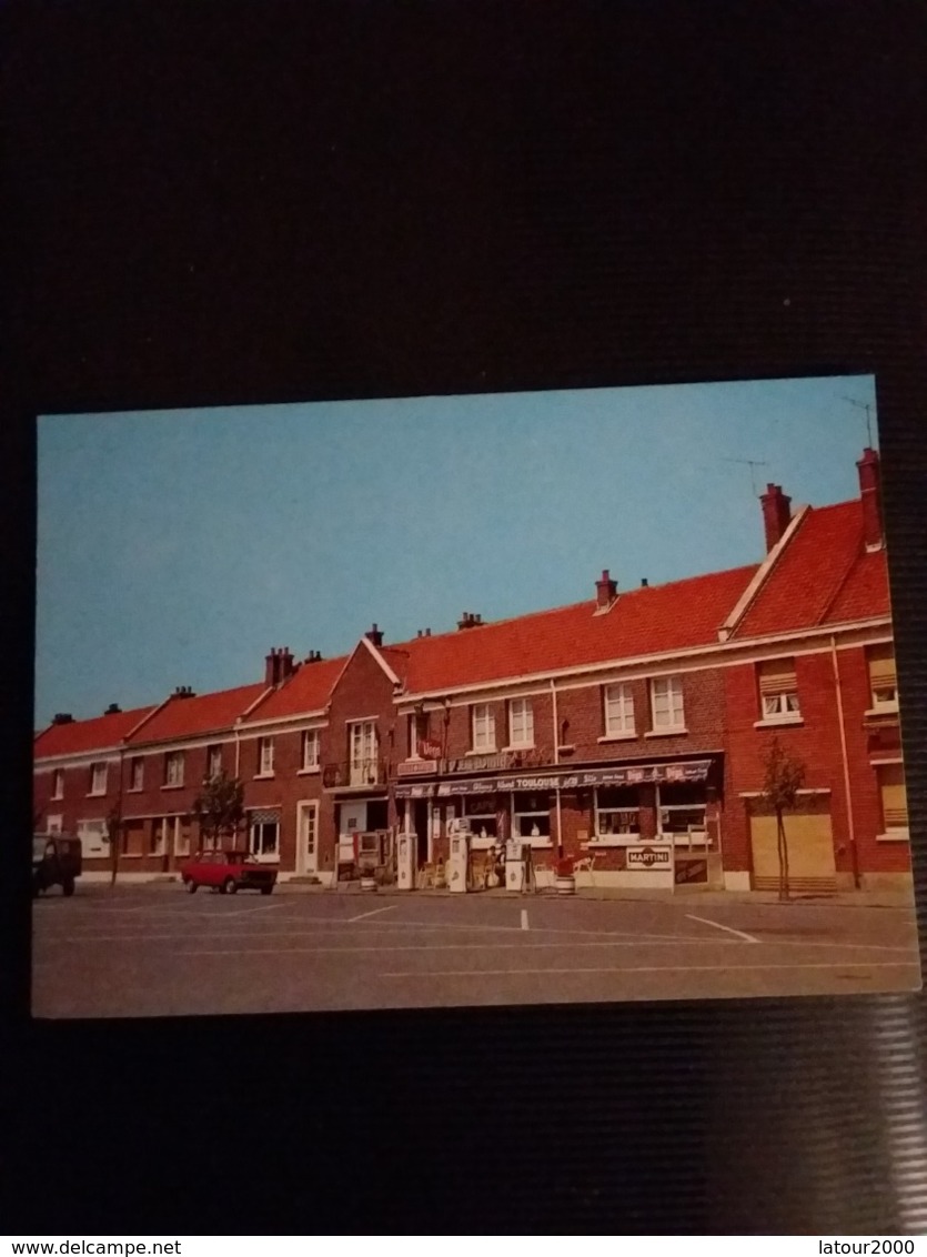 LES MOERES LE TABAC CAFE POMPE ESSENCE   LA PLACE - Autres & Non Classés