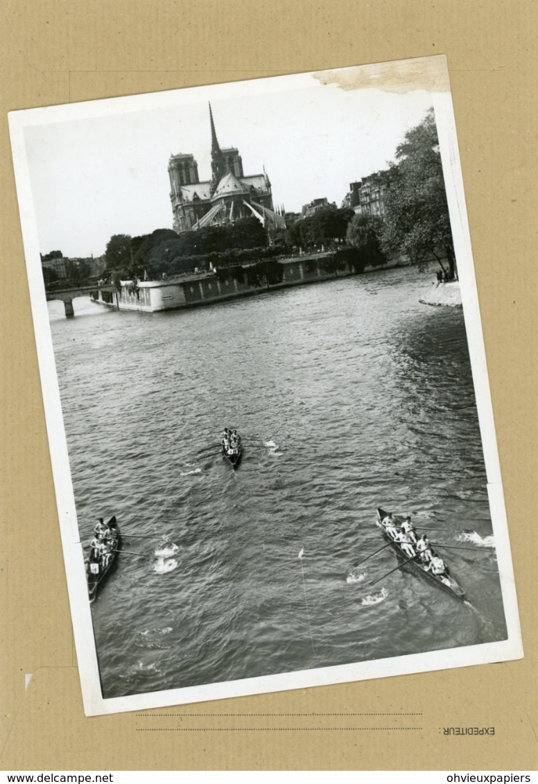 PARIS  1943 La Traversée  De Paris à L'aviron Passage à  Notre Dame De Paris - Lieux