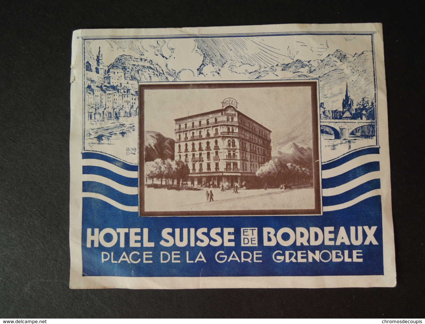 Etiquette  D'Hôtel. Luggage Label.   HOTEL  SUISSE Et De BORDEAUX. Place De La Gare à  GRENOBLE.Signé ROB DAC - Etiquettes D'hotels