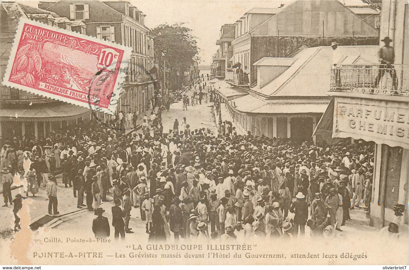 Guadeloupe - Pointe-a-Pitre - Les Grévistes Attendent Leurs Délégués - Petit Pli De Coin - Pointe A Pitre