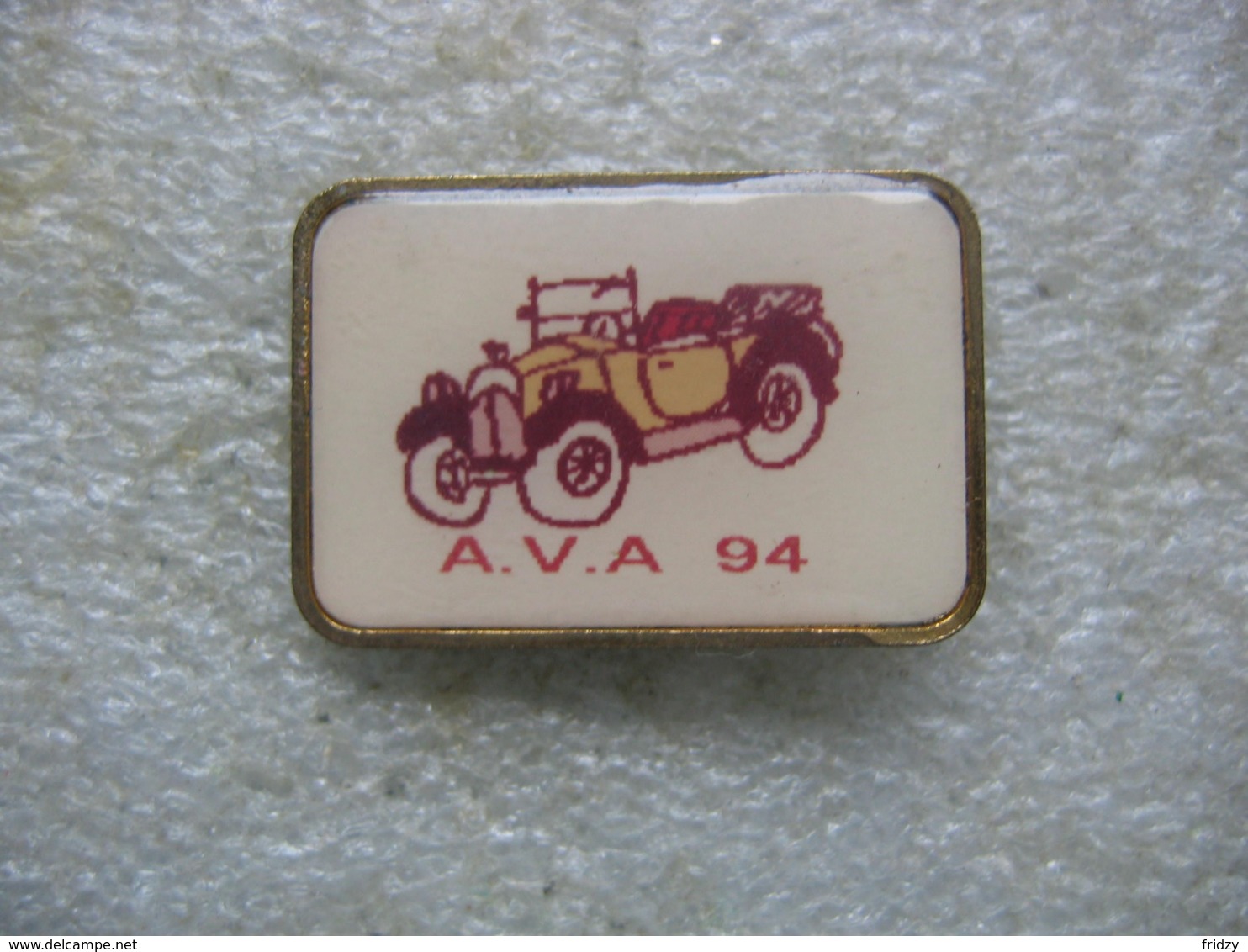 Pin's De L'Amicale Des Véhicules Anciens  "A.V.A.94" à JOINVILLE-LE-PONT (Dépt 94) - Autres & Non Classés