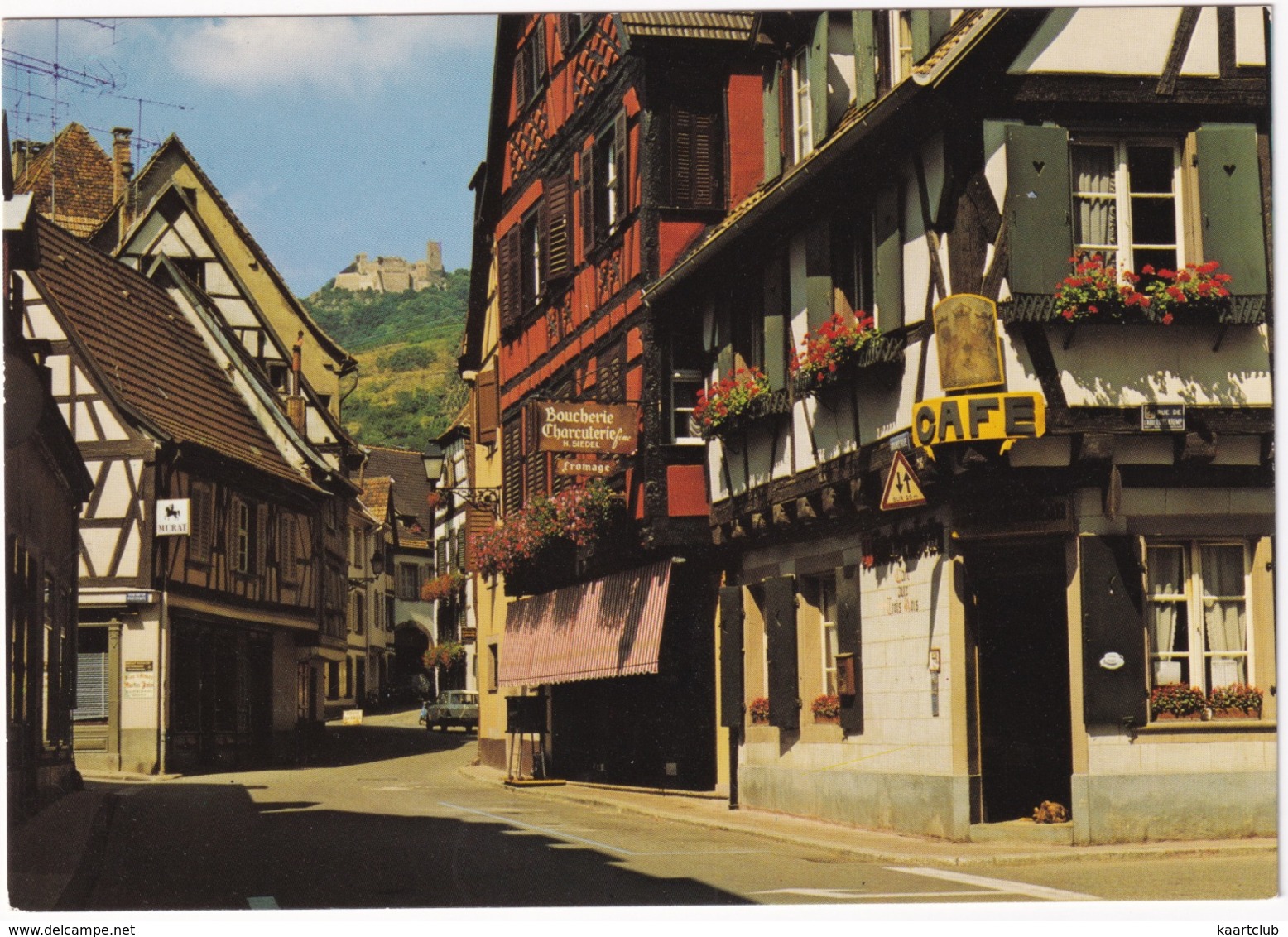 Ribeauville - Vieilles Maisons Alsaciennes Fleuries Avec Au Fond Le Chateau Saint-Ulrich - (Alsace) - Ribeauvillé