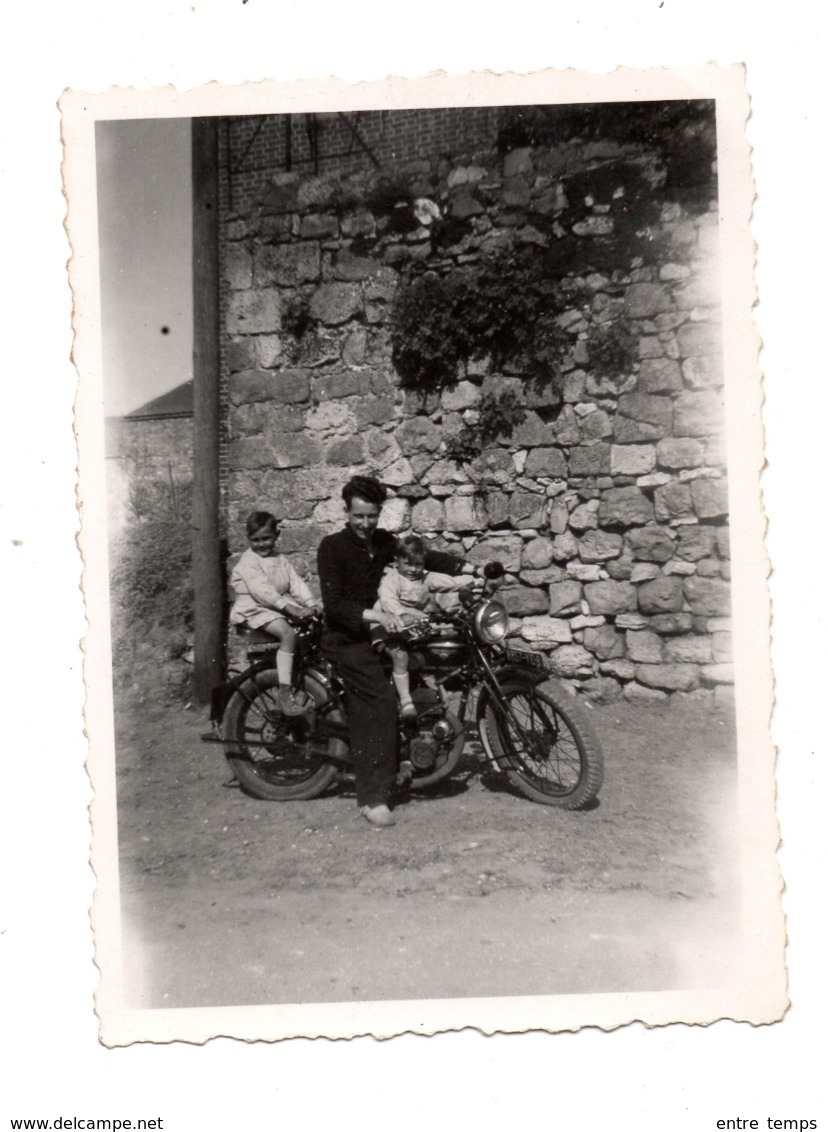 Photo De Famille Sur Moto Ancienne Motobécane  YC Seine Et Oise - Collections