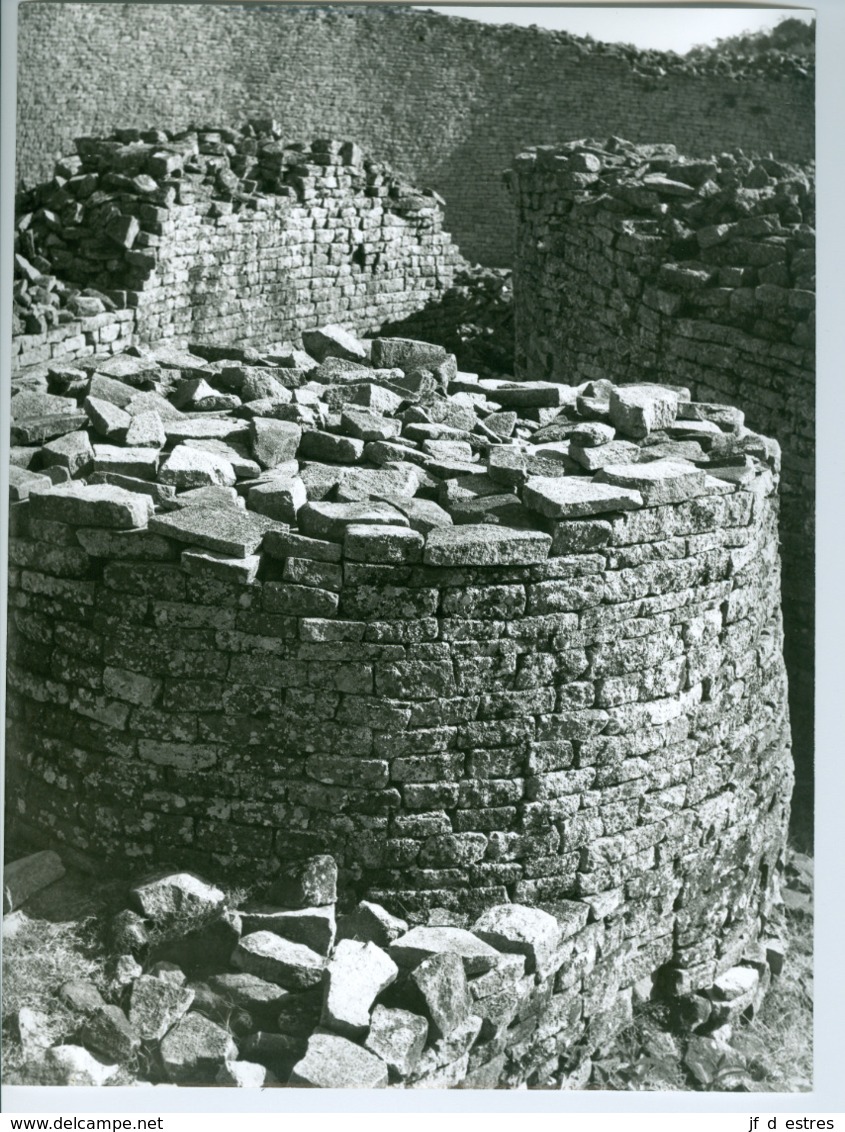 Photo Zimbabwe Rhodésie. Ruines De La Dynastie Shoa. Une Des Tours Coniques  Photo Du Père Gust Beeckmans 1974 - Afrique