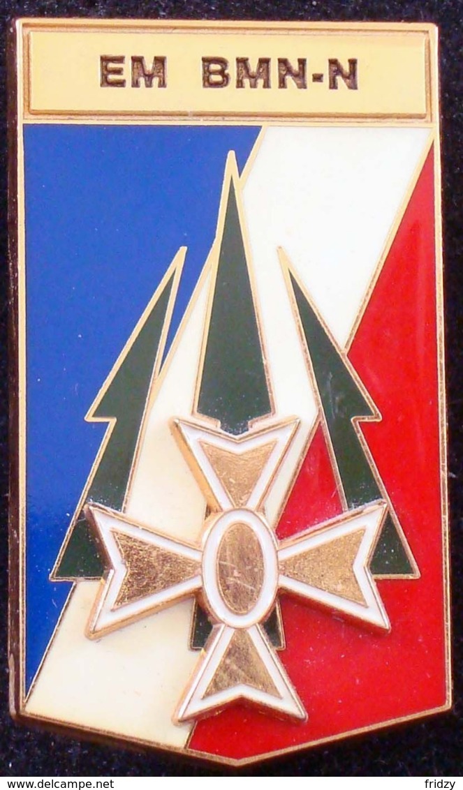 Broche De L'insigne EM BMN-N (Etat-Major De La Brigade Multi Nationale Nord) De La 1° Division Blindée Opération Trident - Armée De Terre