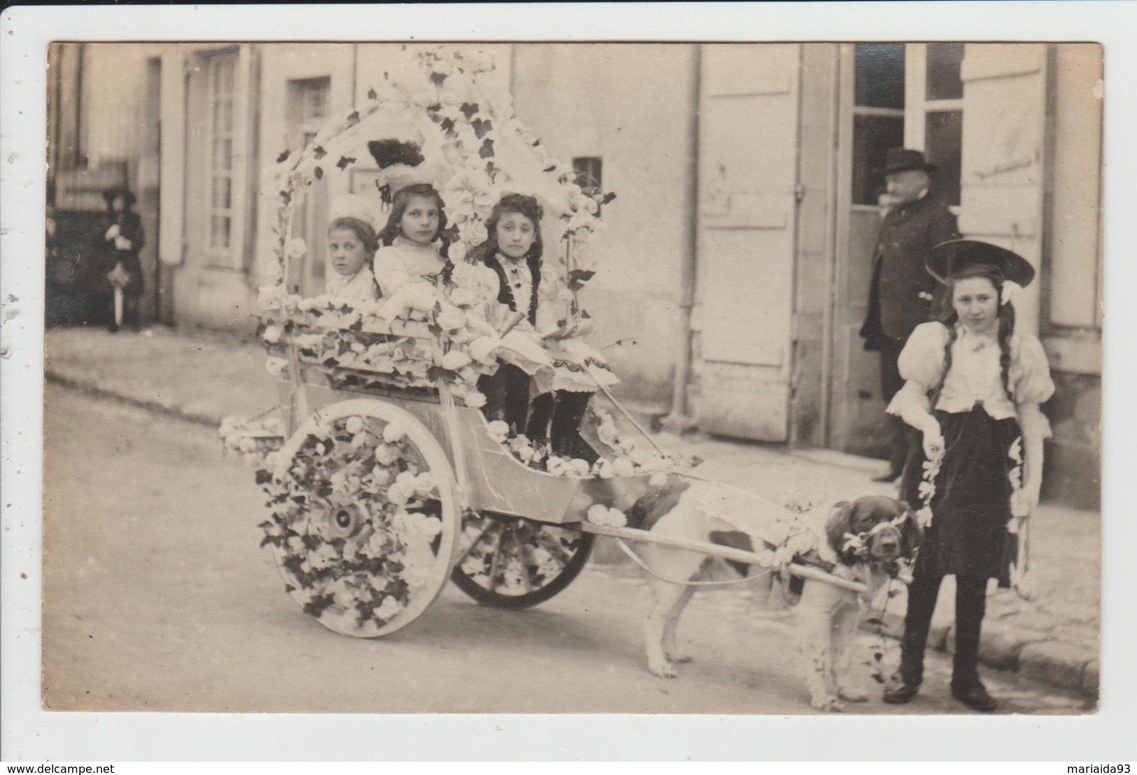 CARTE EXPEDIEE DE JARGEAU - LOIRET - CARTE PHOTO ATTELAGE DE CHIEN - VOITURE A CHIENS - FETE - Jargeau