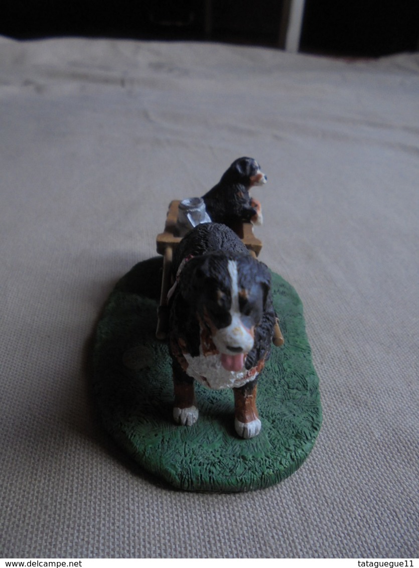 Statuette De Chien - St Bernard Et Son Chiot Dans Une Charrette - Tiere