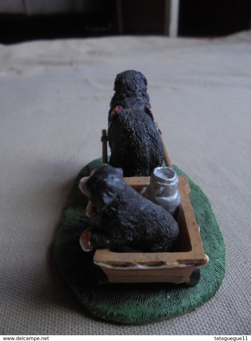 Statuette De Chien - St Bernard Et Son Chiot Dans Une Charrette - Tiere