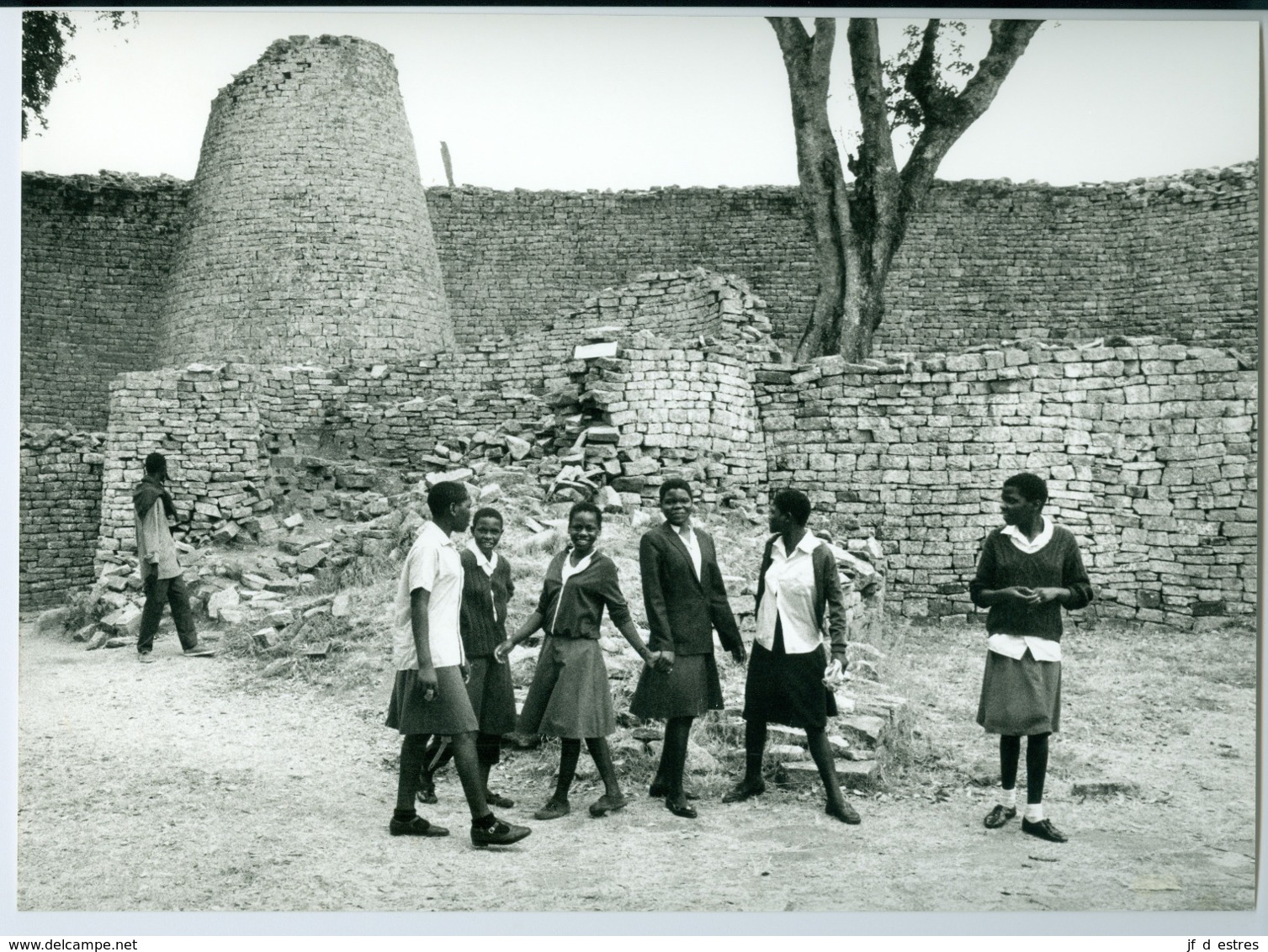 Photo Zimbabwe Rhodésie. Ecolières Devant Les Ruines Du Grand Zimbabwe . Photo Du Père Gust Beeckmans Oct. 1993 - Afrique