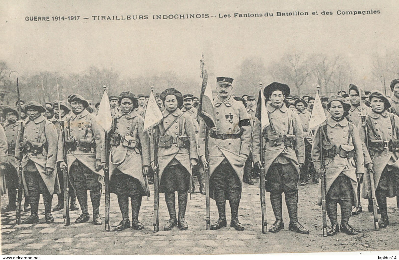 AN 815 /  C P A   -INDOCHINOIS- GUERRE 1914-1917 TIRAILLEURS INDOCHINOIS - LES FANIONS DU BATAILLON ET DES COMPAGNIES - Autres & Non Classés