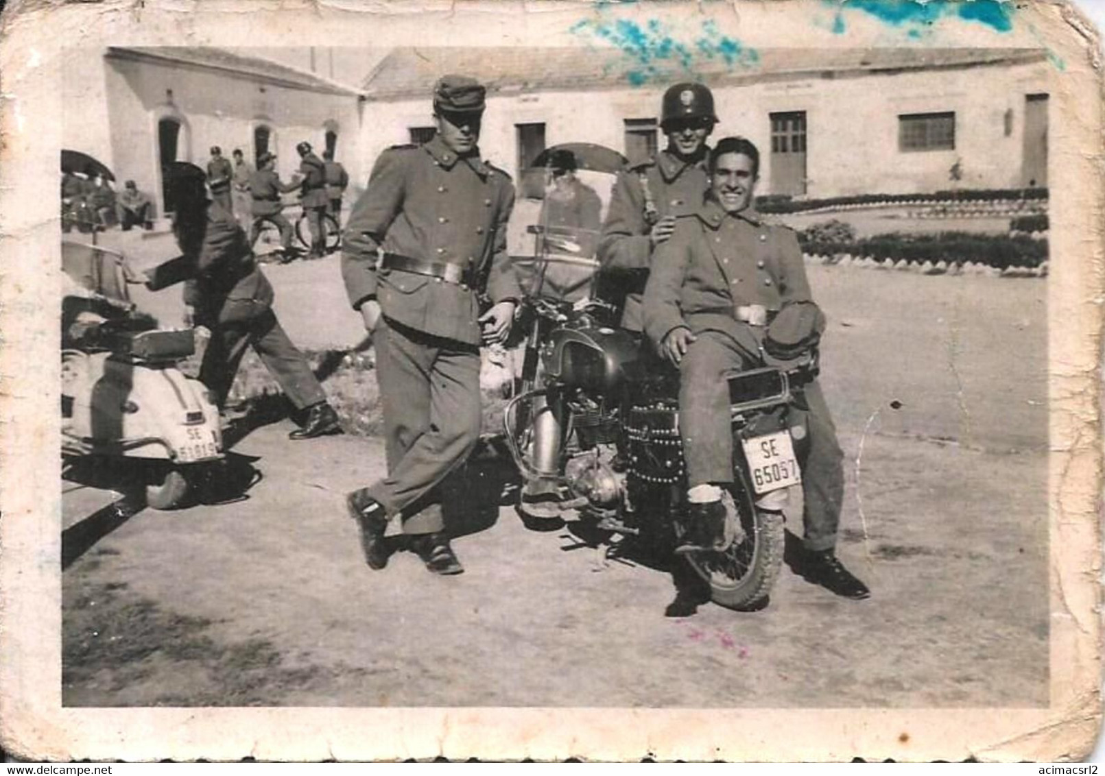 X1973 MOTO MOTORCYCLE MOTORBIKE BENELLI Or DUCATI 175 TS & Lambretta & Spanish Soldiers Soldats Photo 11x8cm 1950' Gay I - Ciclismo