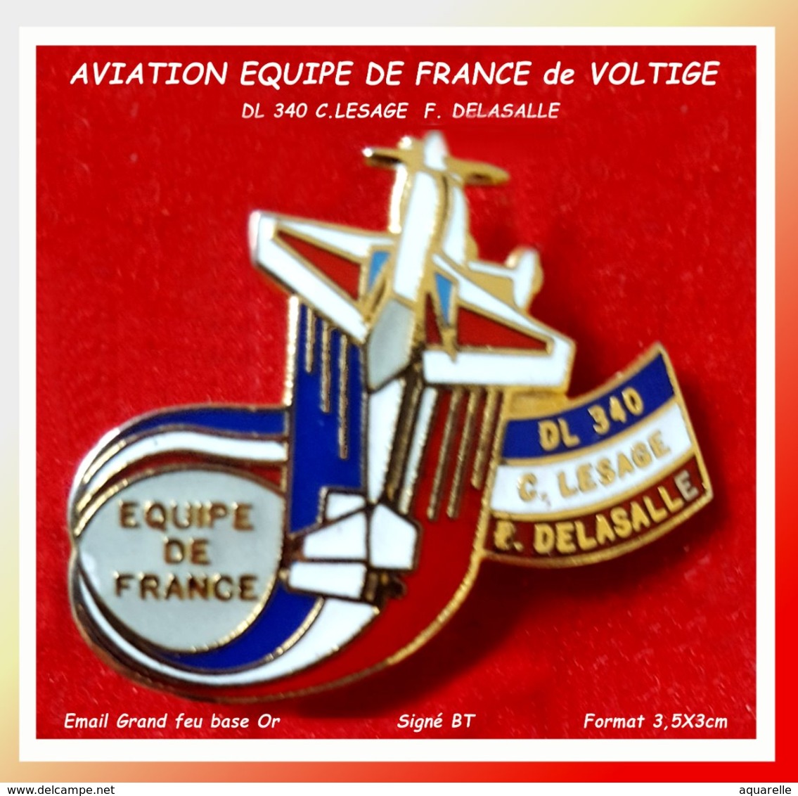 SUPER PIN'S AVIATION : EQUIPE DE FRANCE De VOLTIGE Sur DL 340, C.LESAGE Et B. DELASSALLE Email Grand Feu Base Or 3,5X3cm - Vliegtuigen