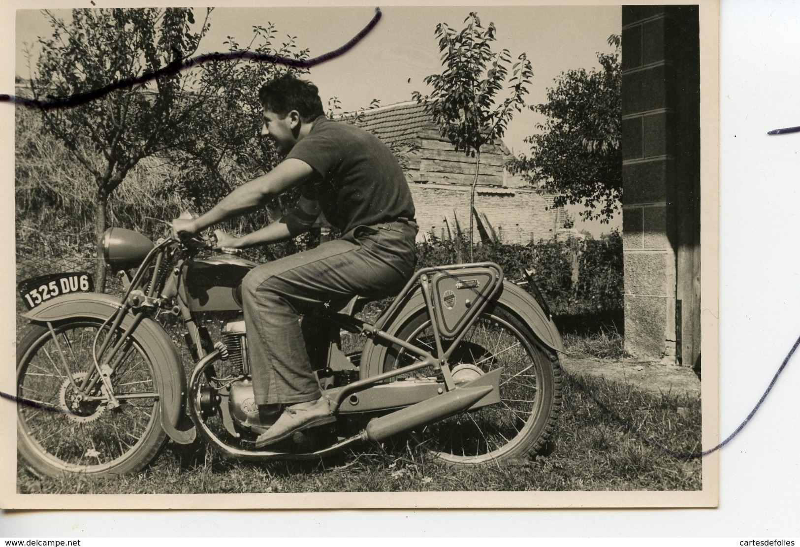 PHOTO A IDENTIFIÉE.  Un Homme Assis Sur Une Ancienne Moto. Immatriculation 1325 DU 6 - Cars