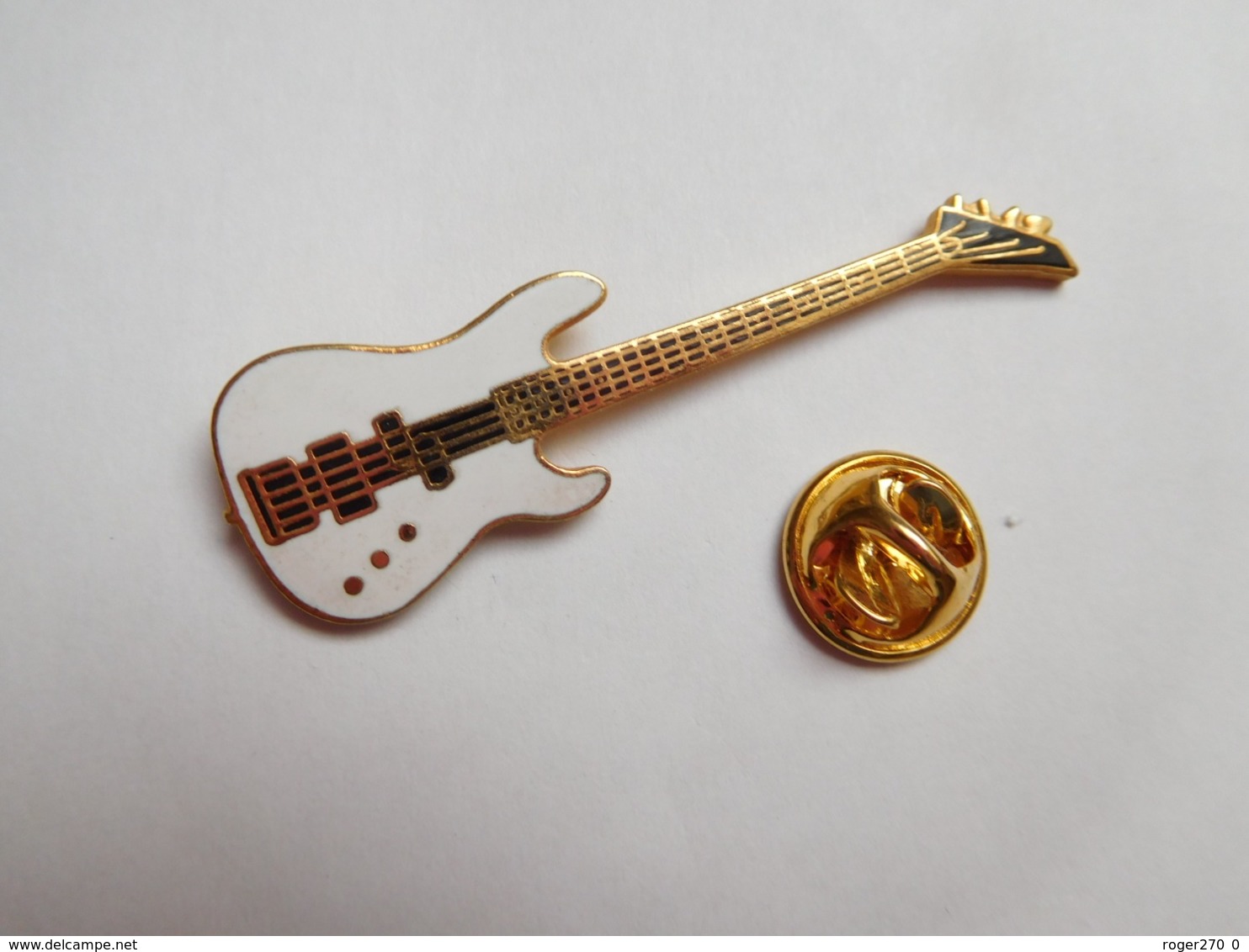 Superbe Pin's En EGF , Musique , Guitare - Musique