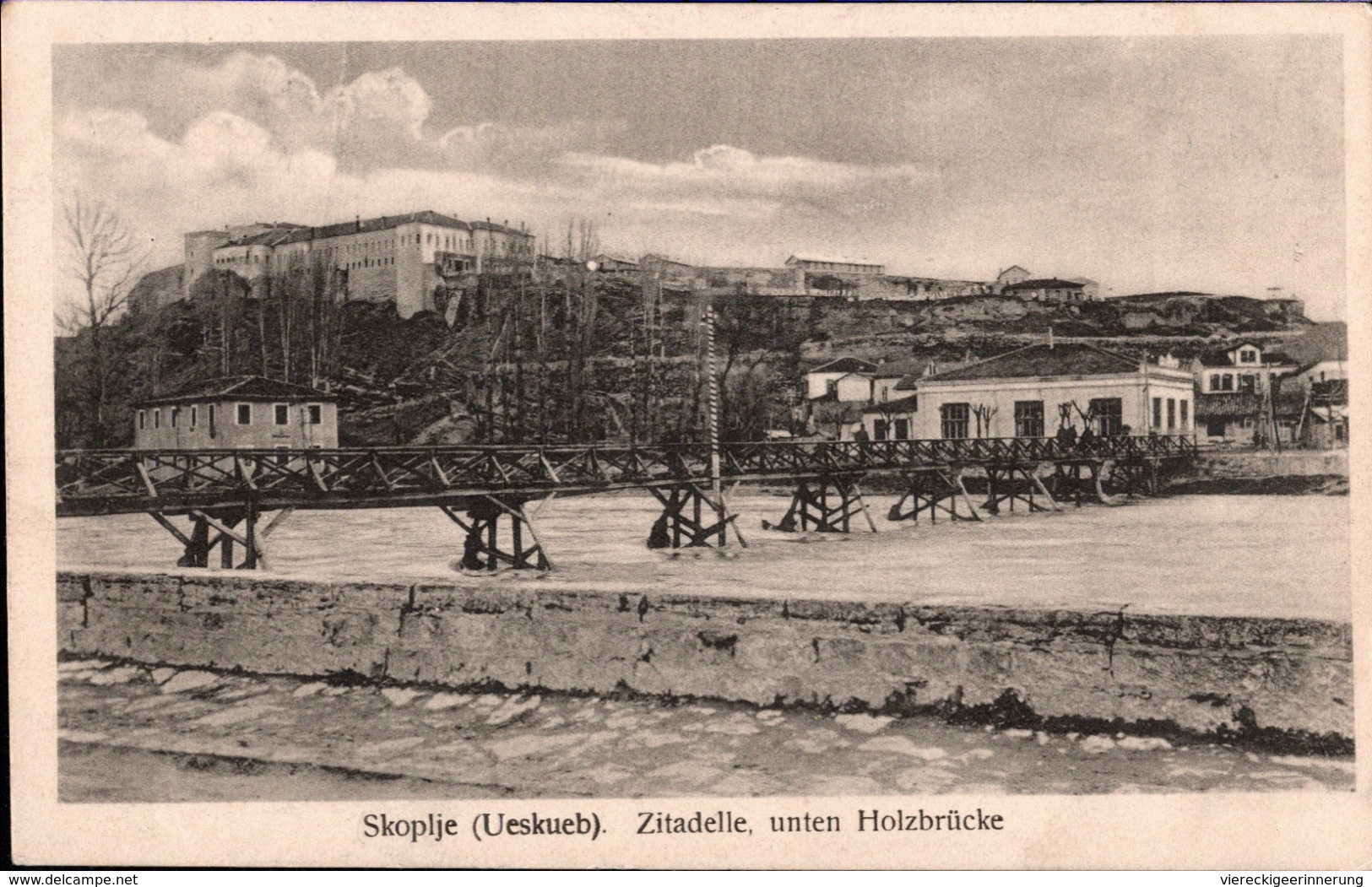 !  Alte Ansichtskarte Skopje, Mazedonien, Holzbrücke, Bridge, Zitadelle, Citadel, Amberg, 1917 - Nordmazedonien