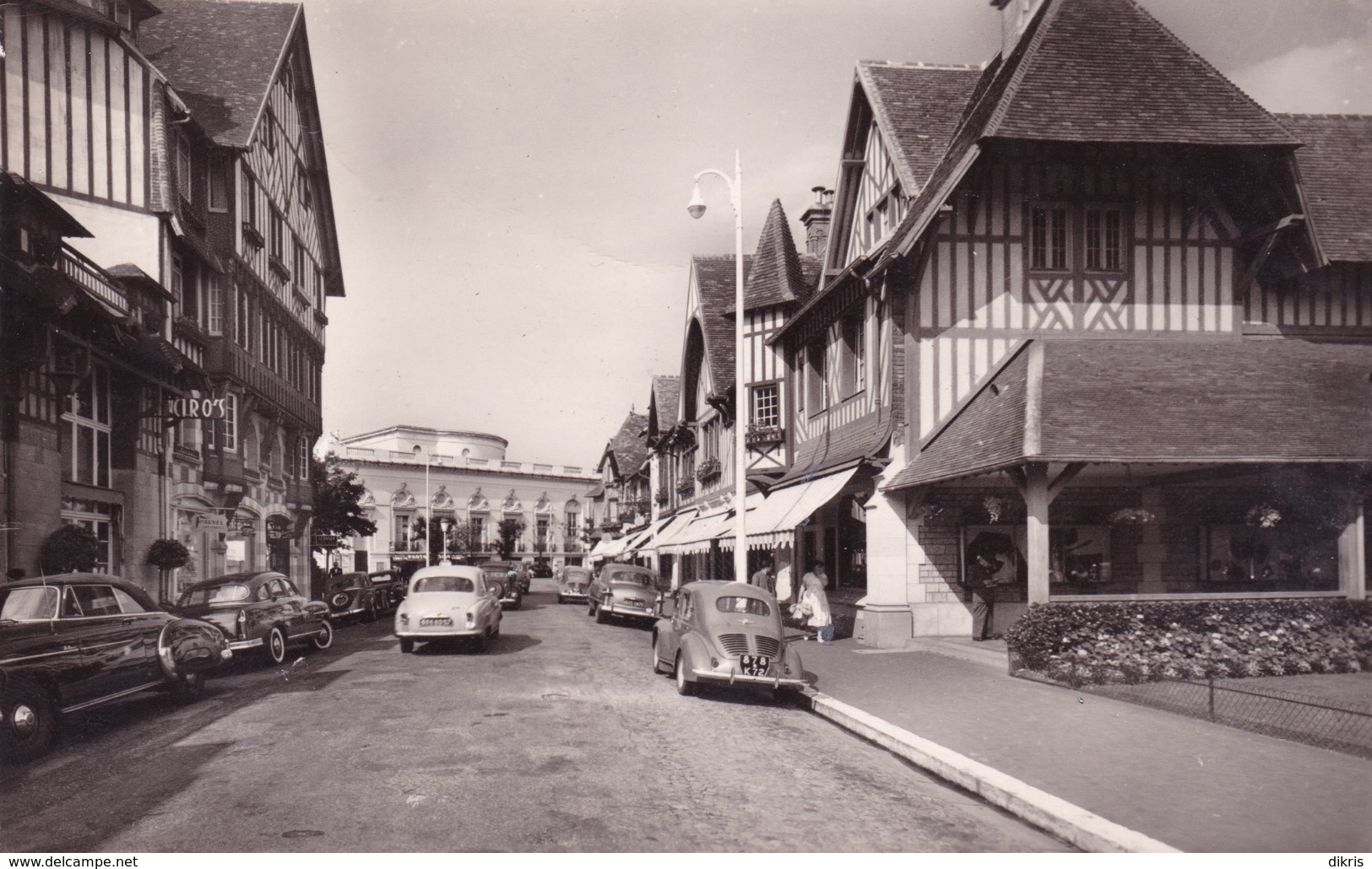 14-DEAUVILLE- PLAGE FLEURIE RUE DÉSIRÉ-LE-HOC ET LE CASINO-AUTOMOBILES ANCIENNES - Deauville