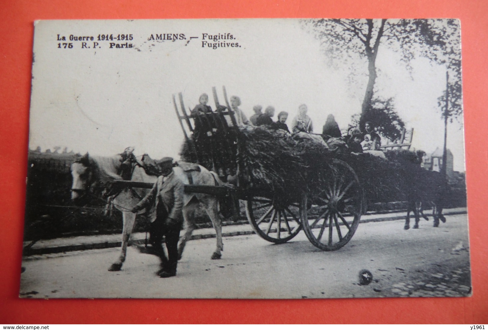 CPA 80 SOMME AMIENS. Fugitifs. Fugitives. La Guerre 1914 1915. 1915. - Amiens