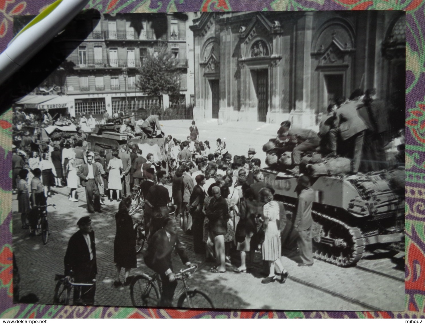 CHARS EGLISE LIBERATION DE PARIS GUERRE WW2 PHOTO DE PRESSE 24 X 18 Cm PHOTO PRESSE LIBERATION - Guerra, Militari