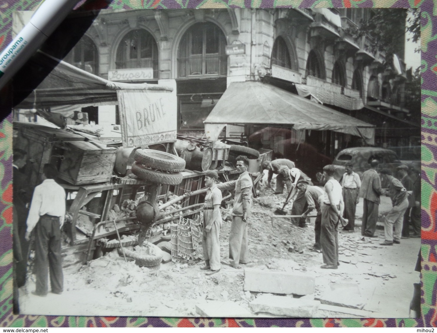 BOULEVARD SAINT-MICHEL BARRICADE LIBERATION DE PARIS GUERRE WW2 PHOTO DE PRESSE 24 X 18 Cm PHOTO PRESSE LIBERATION - Guerre, Militaire