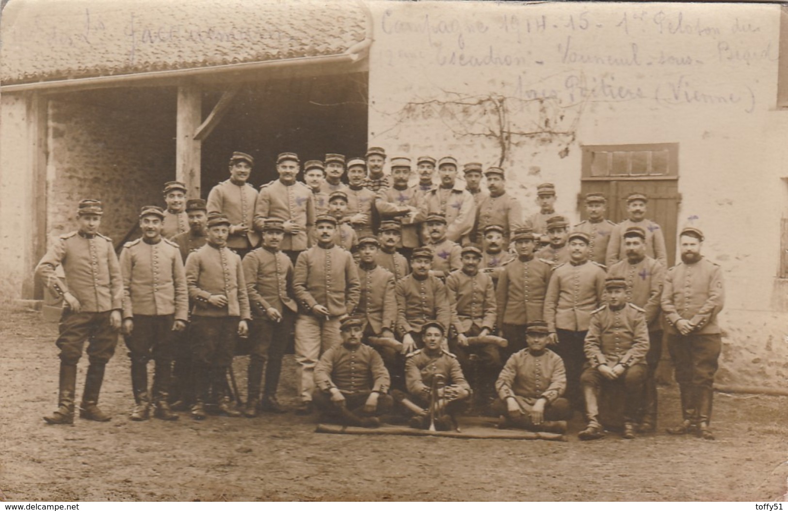 CARTE PHOTO:VOUNEUIL SOUS BIARD (86) MILITAIRES CAMPAGNE 1914-15 1er PELOTON DU 12eme ESCADRON..ÉCRITE - Vouneuil Sous Biard